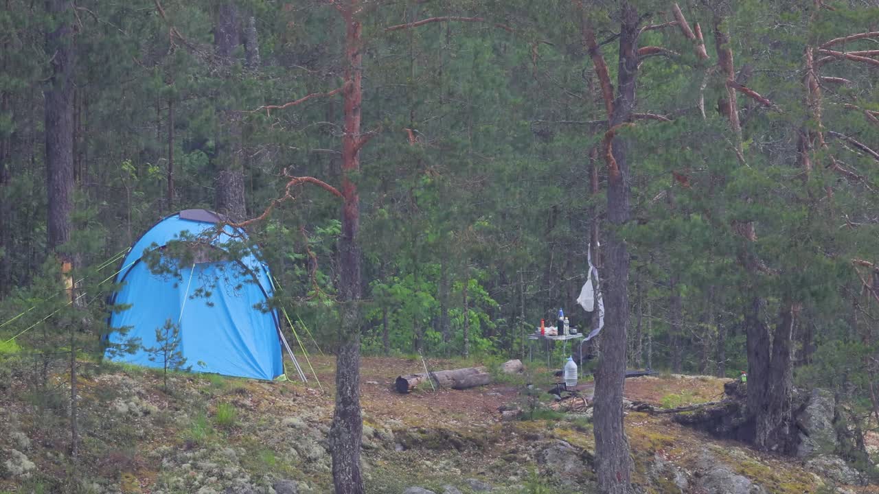 열대우림 위에서 관광객들의 텐트가  ⁇ 방울을 내리고 있습니다.