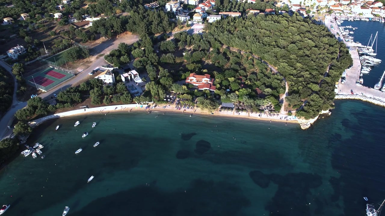 Praia de Gallikos Molos em Sivota, Grécia, vista aérea, panorâmica