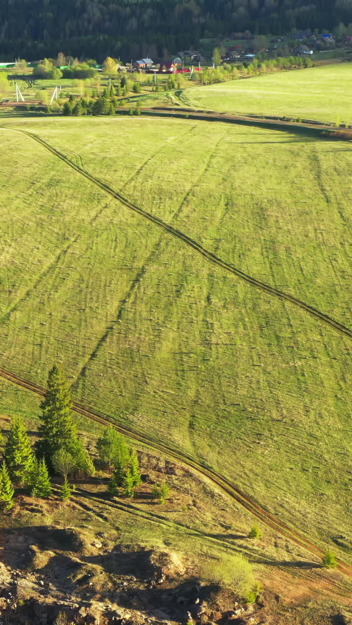 paisaje rural con campos y casas