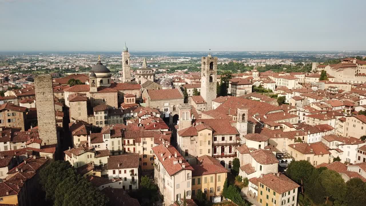 vista aérea de bergamo - ciudad antigua. una de las hermosas ciudades de italia. paisaje del centro de la ciudad y sus edificios históricos