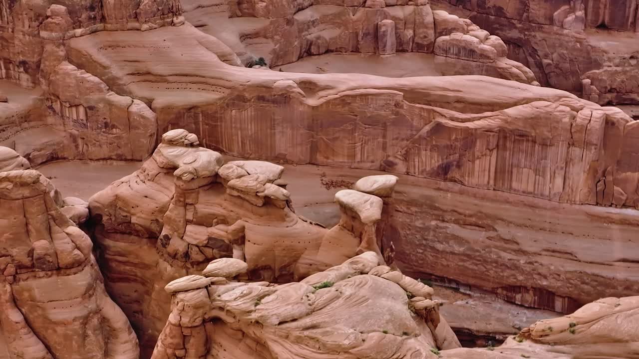 Esplorando le formazioni rocciose nella Moab Valley, nello Utah, durante le ore diurne