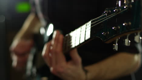 Primer-Plano-De-Un-Hombre-Tocando-La-Guitarra-Eléctrica-Filmado-En-R3d