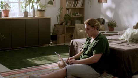 Young-blond-boy-sitting-on-the-floor