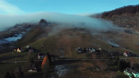 Niebla-Sobre-Las-Colinas-Del-Pueblo-De-Montaña-De-Sirnea-En-Rumania