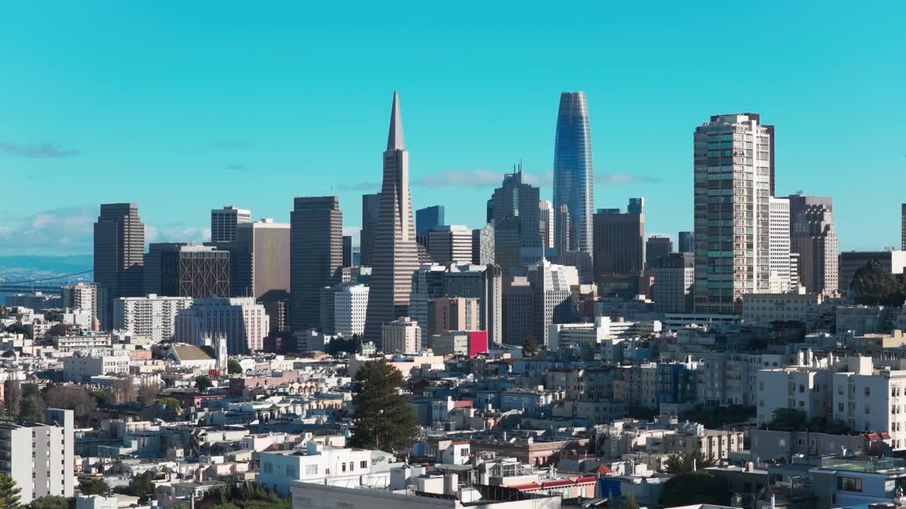 Inquadratura aerea in salita con teleobiettivo della skyline del centro di San Francisco vista da Hyde Street in una giornata perfetta nella California settentrionale. 4K