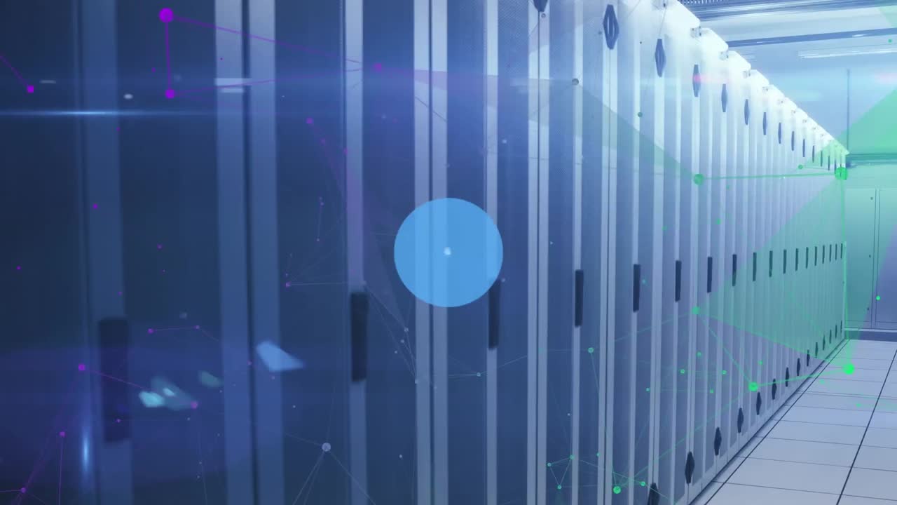 animación de la red de conexiones con iconos y procesamiento de datos sobre la sala de servidores