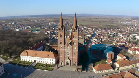 Vista-Aérea-De-La-Catedral-De-Dakovo-Con-Cerca-De-La-Ciudad-En-Dakovo,-Eslavonia,-Croacia