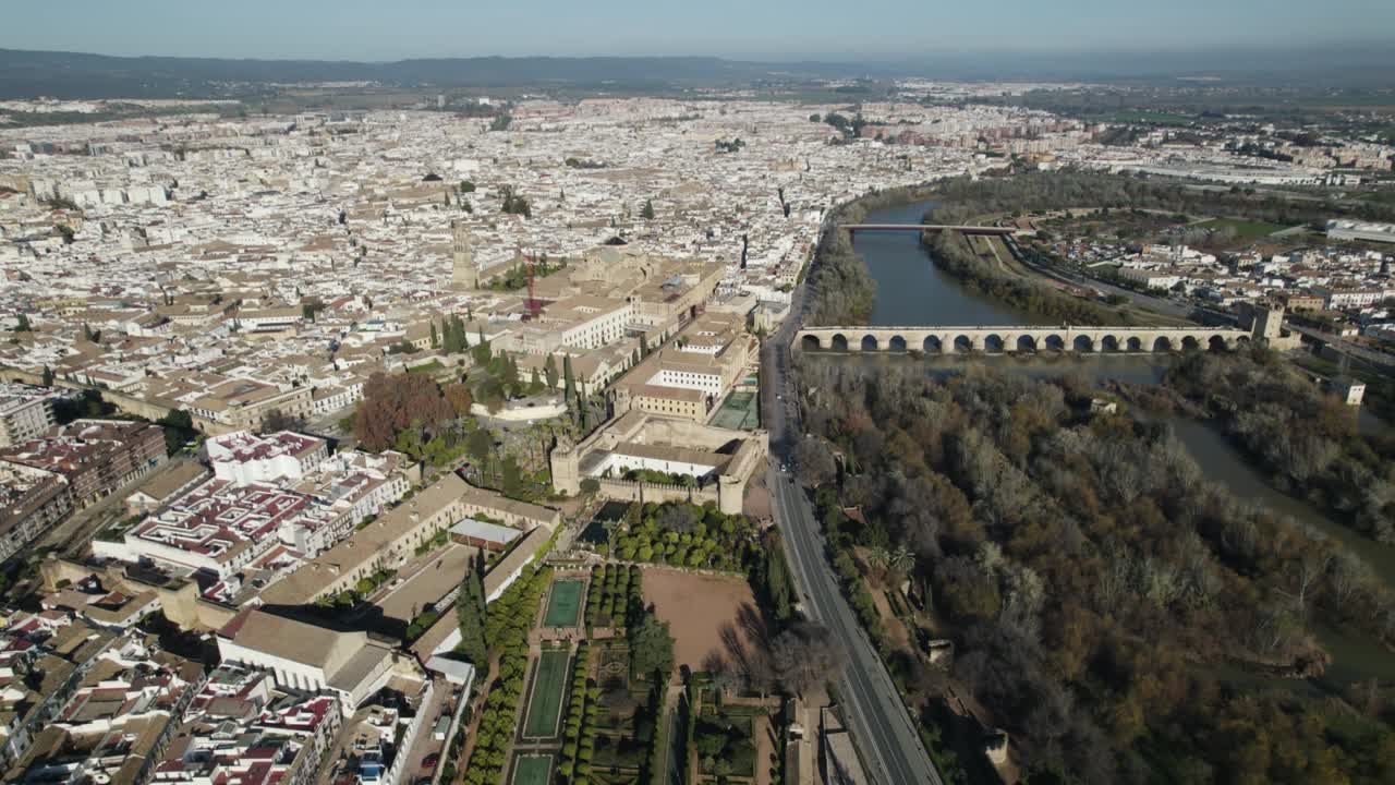 Panorama aéreo da cidade de Córdoba com o Rio Guadalquivir, Destino Famoso. Andaluzia.