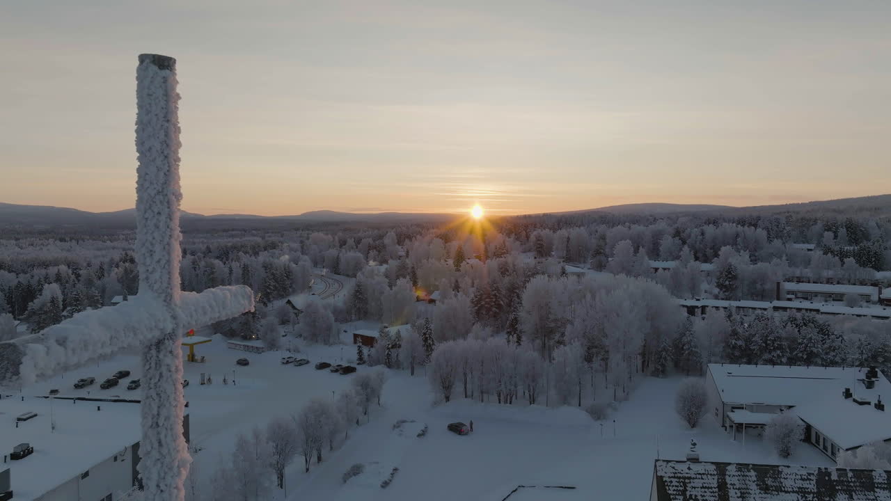 핀란드의 라 성당의 얼어붙은 십자가 앞에서 공중에서 볼 수 있는 모습