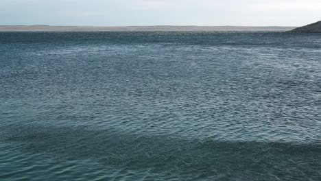 Superficie-De-Agua-De-Mar-Que-Sopla-Y-Baila-En-El-Viento,-Fondo-Natural-Junto-Al-Mar