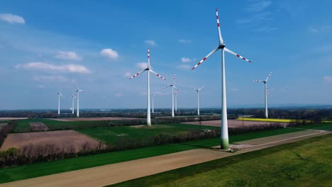 Antena---Aerogeneradores-En-Una-Granja-De-Energía-Eólica-En-Austria,-Tiro-Ancho-En-Aumento