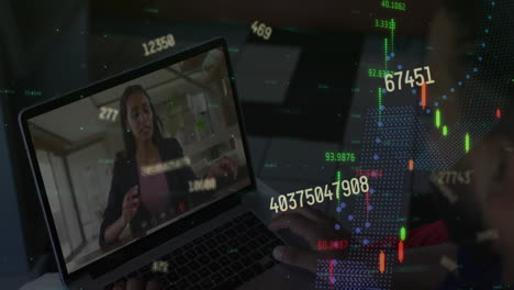 animación de procesamiento de datos financieros sobre empresario biracial en llamada de video portátil en la oficina