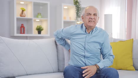 un anciano con dolor de espalda y hernia.