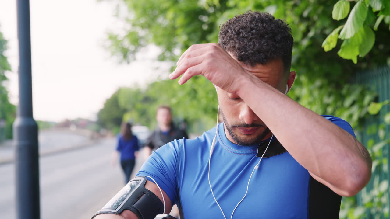 hombre comprobando la aplicación de fitness en el reloj inteligente en la calle, de cerca
