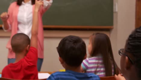 Profesor-Sonriente-Eligiendo-Un-Alumno