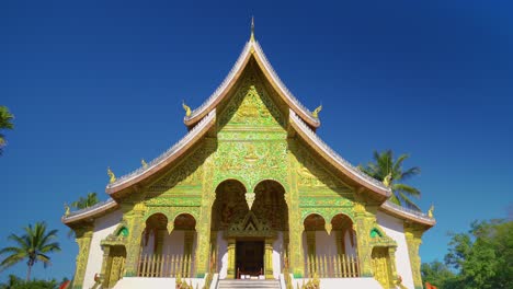 entrada a un templo budista en luang prabang