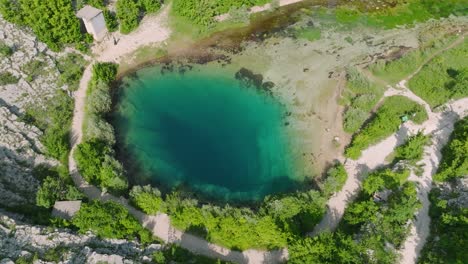 Vuelo-De-Drones-Sobre-El-Manantial-Del-Río-De-Agua-Dulce-En-Croacia,-Agua-Natural-Turquesa