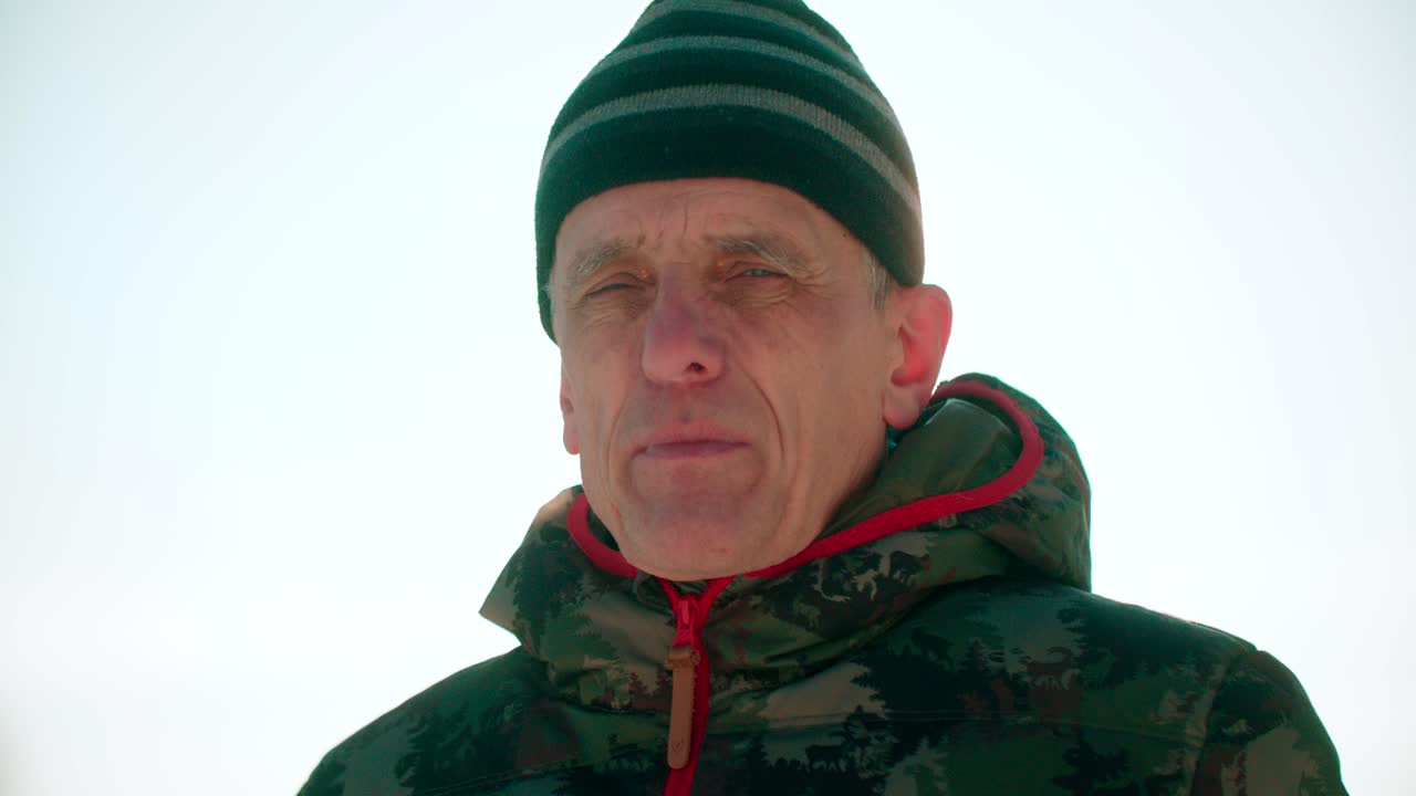 retrato de un hombre caucásico posando en la cámara