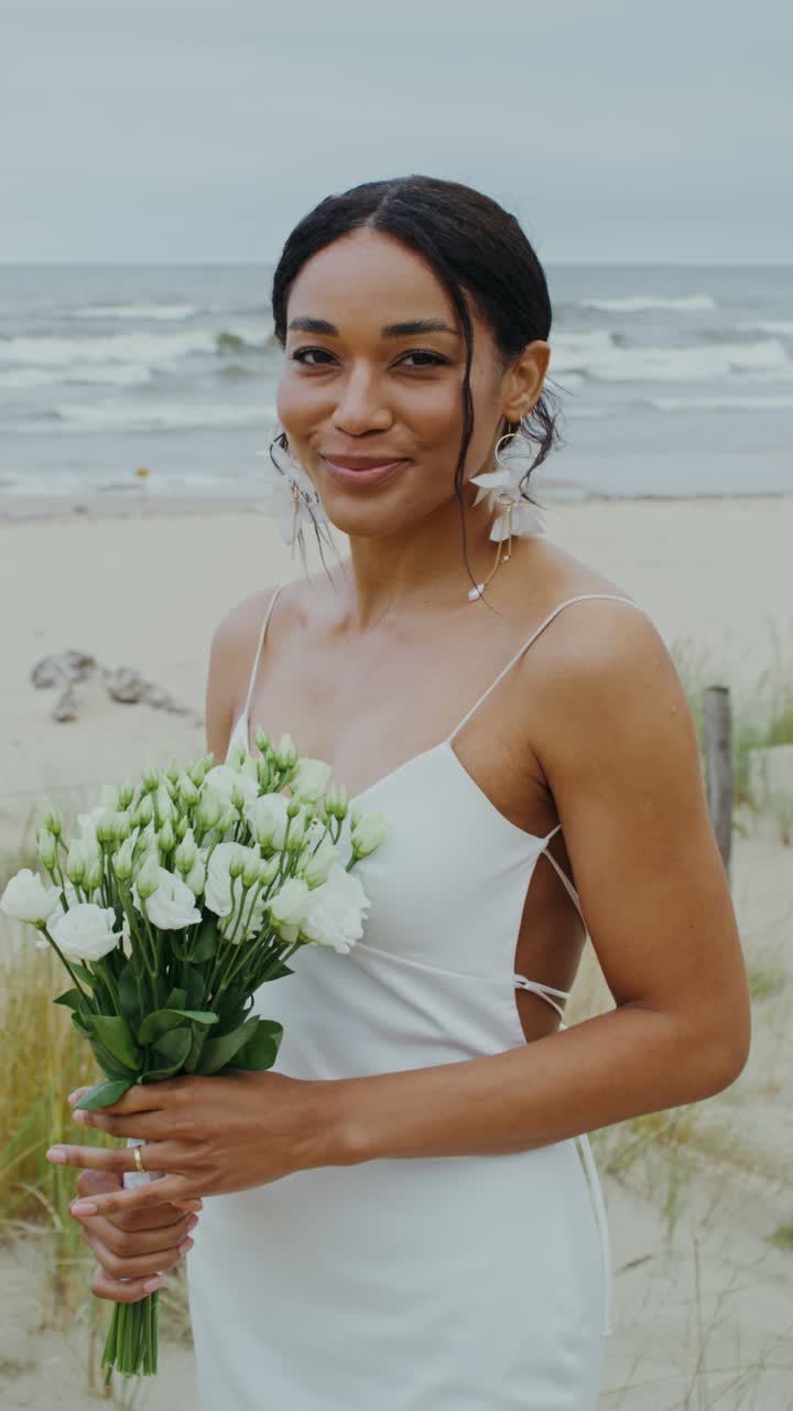 Novia en la playa con un ramo