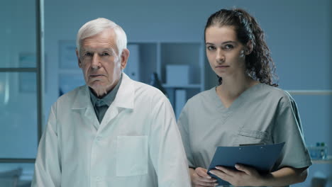 retrato de científico sénior y joven asistente femenina en el laboratorio