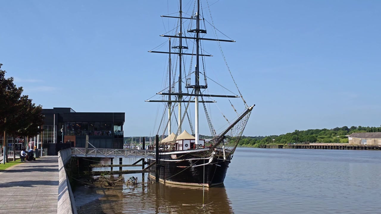 Dunbrody Famine Ship ved The Quays, New Ross, Wexford, Irland. Autentisk reproduktion af et emigrantskib fra det 19. århundrede med udsigt over floden Barrow