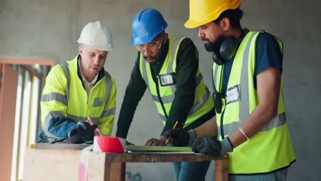 trabajadores de la construcción se reúnen y planifican