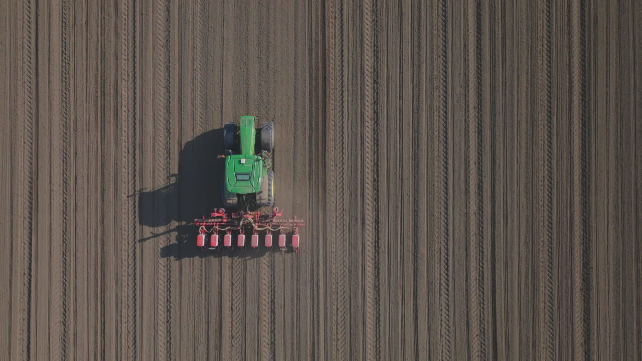Veduta aerea di un trattore che semina in un campo