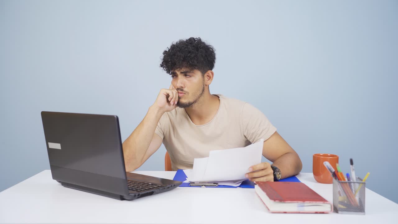 el hombre que mira los documentos es considerado.