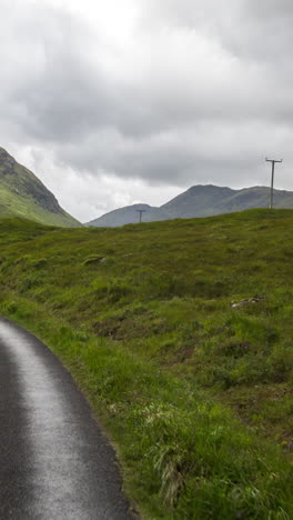 Carreteras-Pov-En-Las-Tierras-Altas-De-Escocia-En-Vertical.