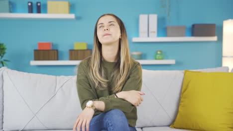 Una-Joven-Con-Problemas-De-Tiempo-Mira-El-Reloj.