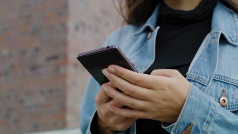 Manos-De-Mujer-Usando-Un-Teléfono-Móvil