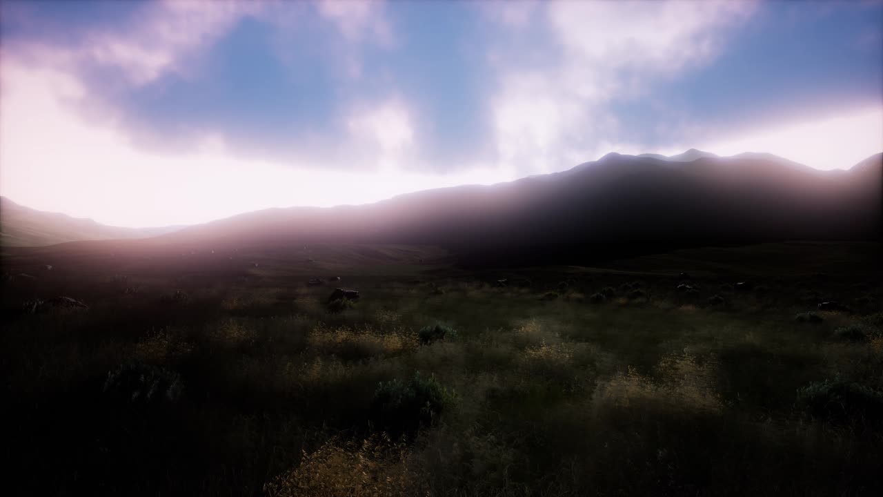 paisaje aéreo de colinas verdes en la niebla