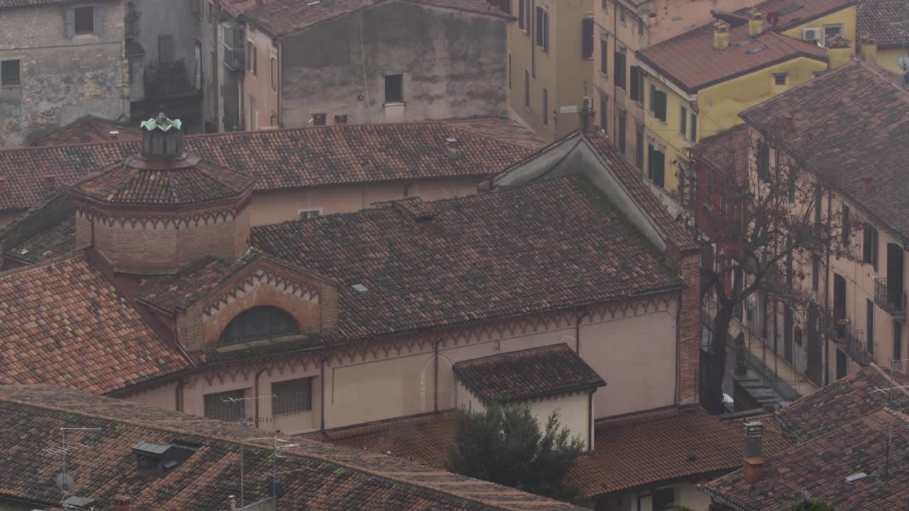 Architettura storica europea di edifici a Verona, Italia - Vista da treppiede statico.