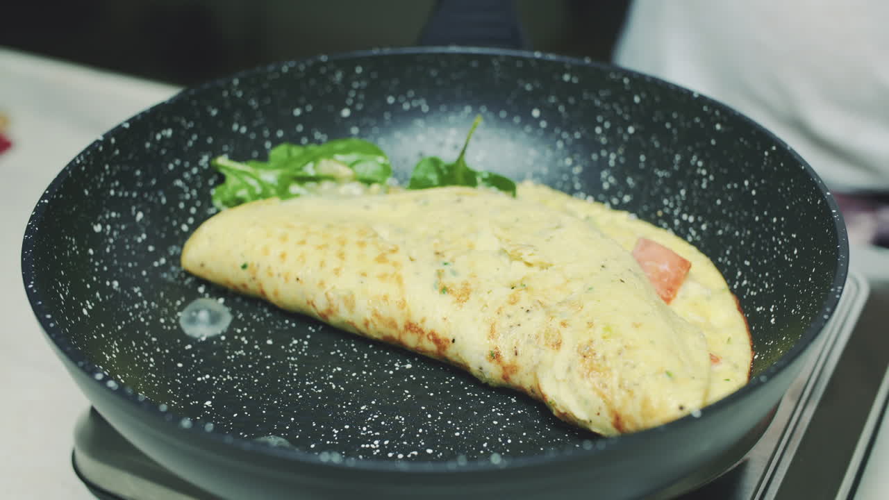 tortilla frita con calabacín y rúcula