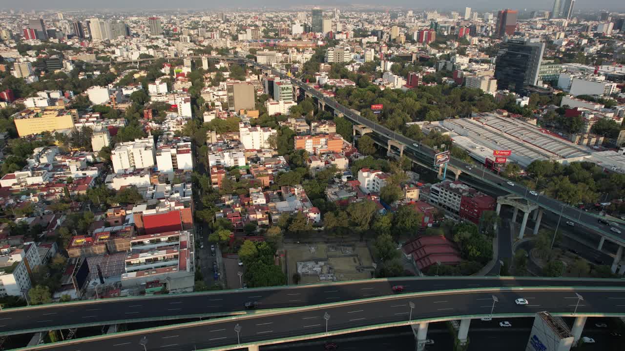 Tomada de drone orbital da pirâmide asteca no centro da Cidade do México e avenidas principais