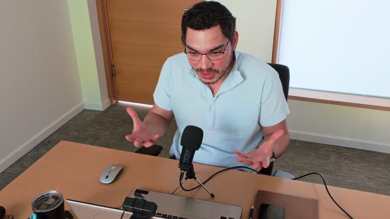 Relatore a una sessione di conferenza virtuale