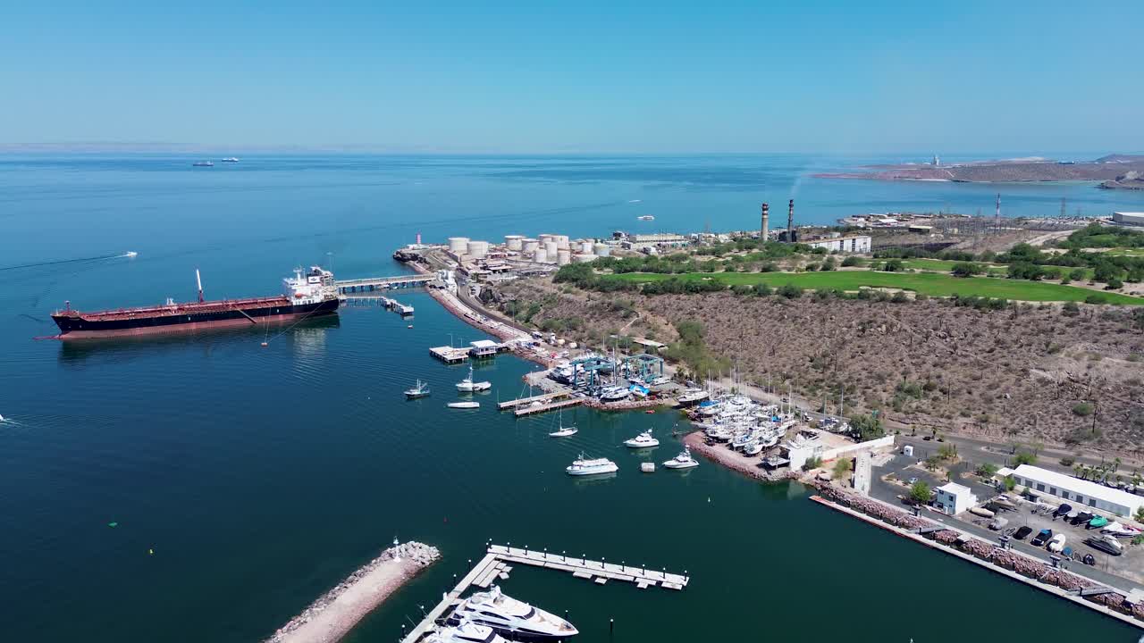 Vista frontale del porto petrolifero industriale e di un campo da golf a La Paz, BCS