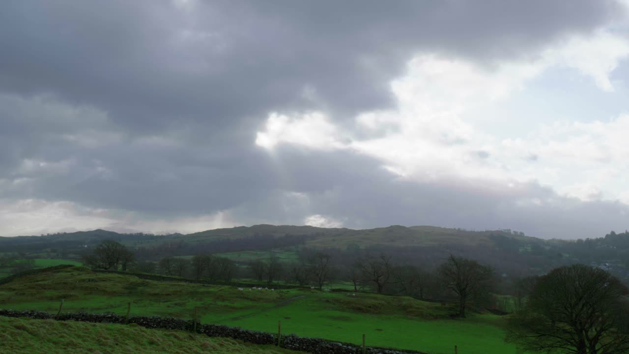 영국의 레이크 디스트릭트 (lake district) 에 있는 윈더미어 (windermere) 산악 마을 위의 구름이 가득한 하늘.