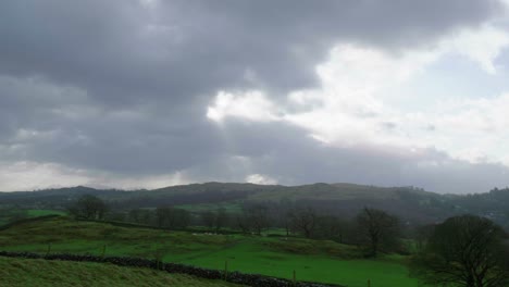 Cielo-Nublado-Sobre-El-Pueblo-De-Montaña-De-Windermere-En-El-Distrito-De-Los-Lagos-De-Inglaterra