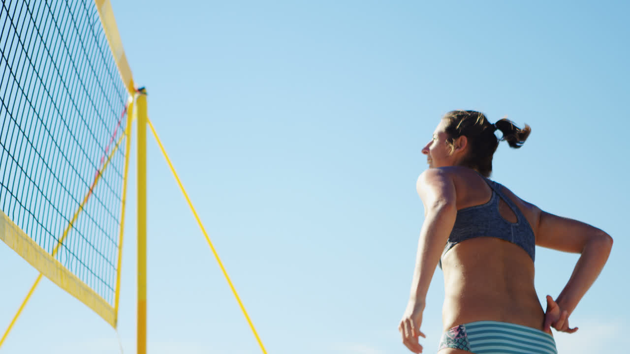 여자 배구 선수가 배구 4k를 치고 있습니다.