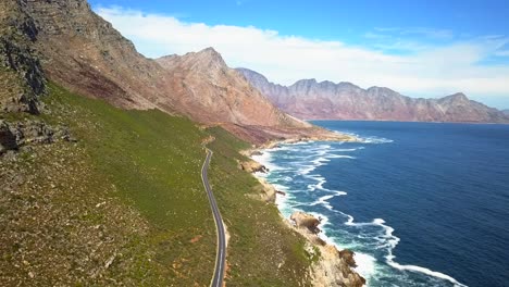 Hermosa-Y-Soleada-Ruta-Del-Jardín,-Costa,-Montañas-Y-Una-Sola-Carretera,-Sudáfrica,-Movimiento-Aéreo-Hacia-Adelante