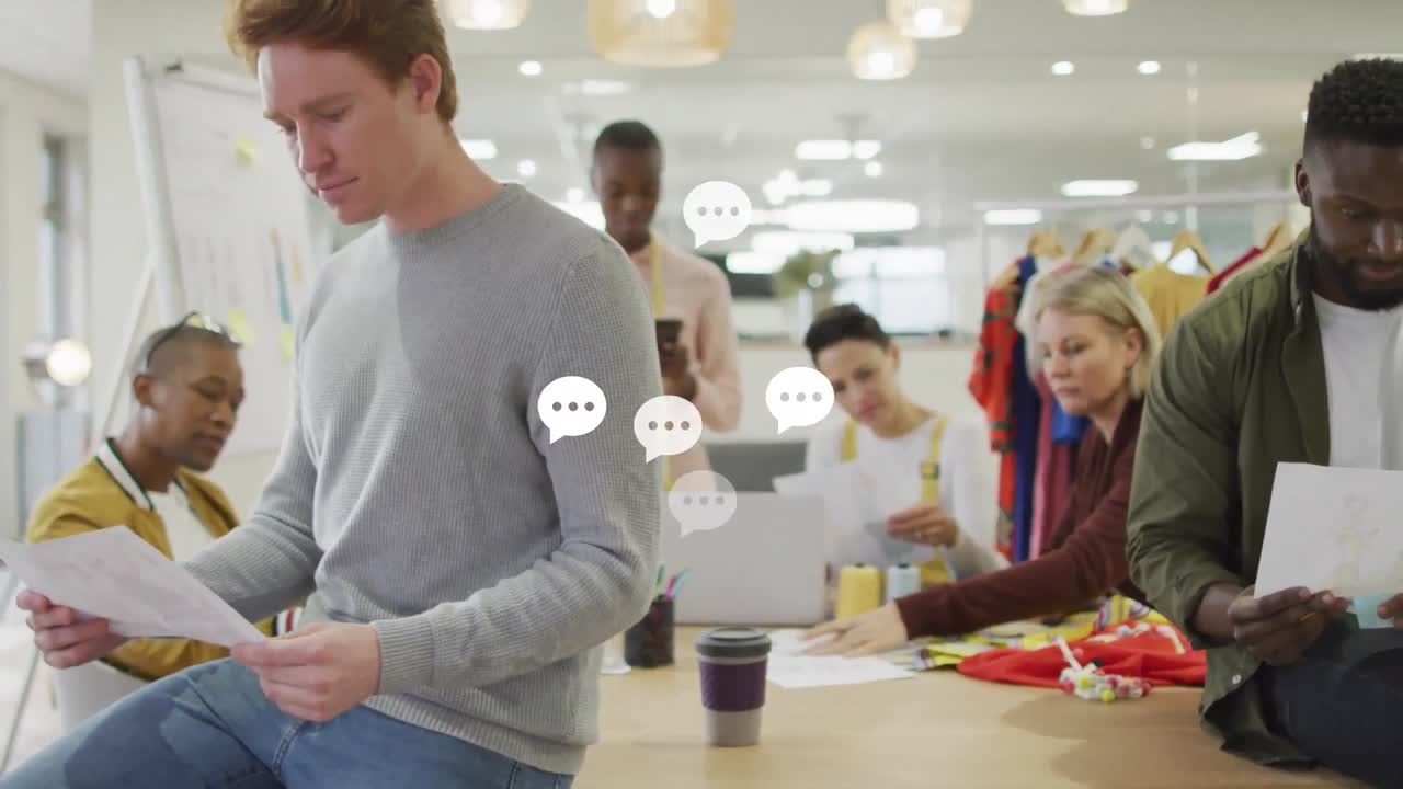 다민족 디자이너들이 디자인을 보고 기술을 연구하는 메시지 아이콘의 애니메이션