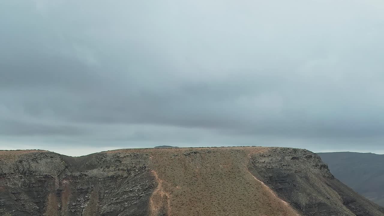 Cresta vulcanica sotto un cielo drammatico nelle Isole Canarie