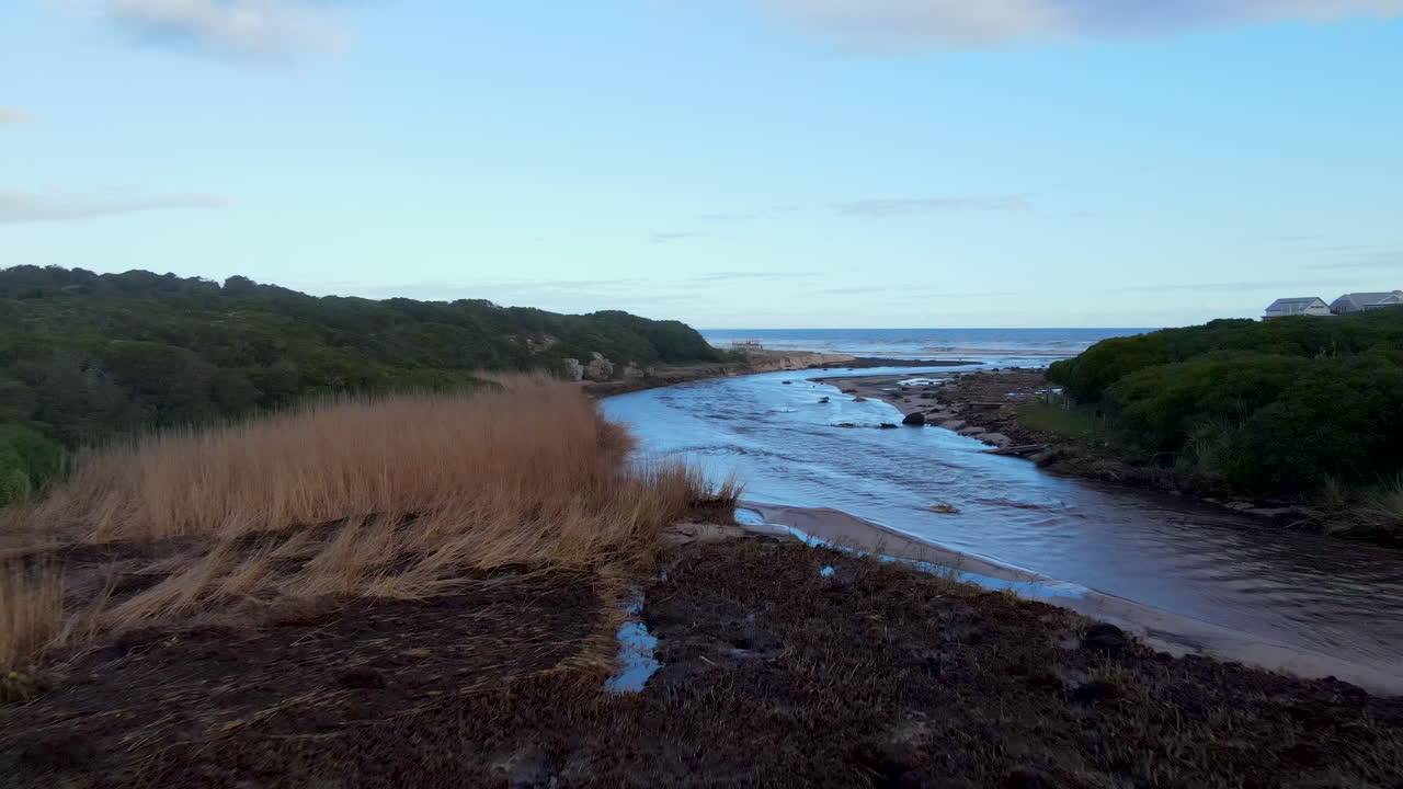 vuelo de drones sobre el río con escombros y materia vegetal después de una fuerte inundación