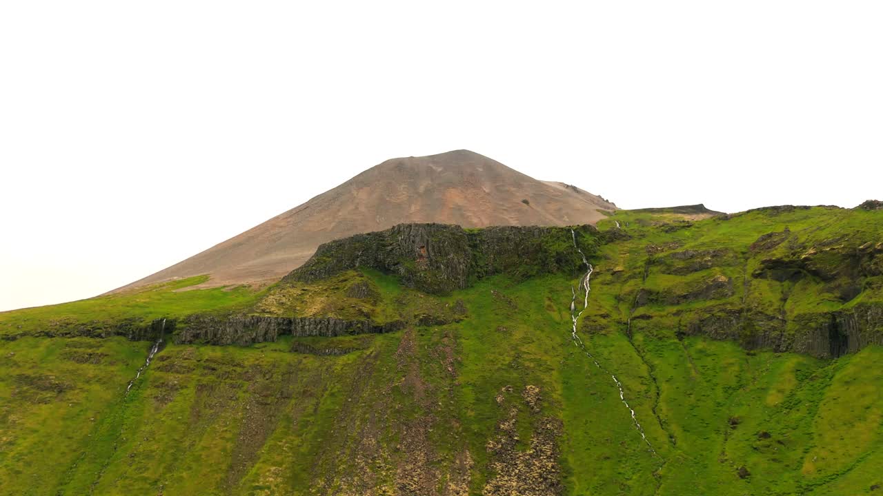 bjarnarfoss를 탐험하는 동안 비행의 스릴을 느끼고, 폭포와 주변 산의 평온한 아름다움을 포착합니다.