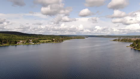 Vista-Panorámica-Sobre-Un-Lago-En-Örnsköldsvik,-Suecia