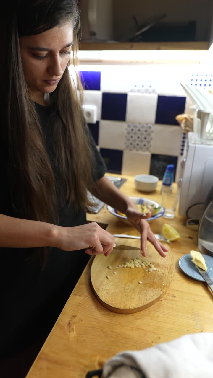 mujer preparando comida en una cocina