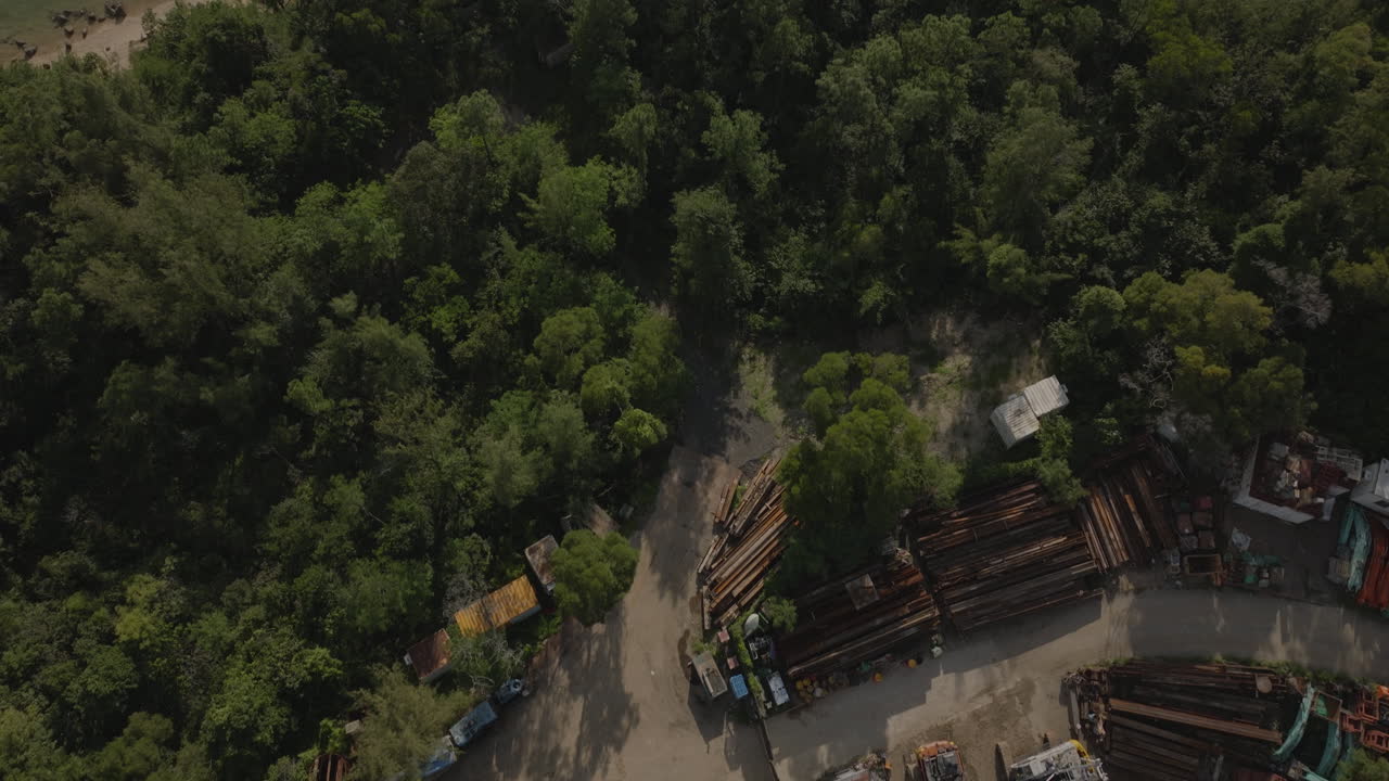 toma de inclinación de drones del vasto océano y paisajes urbanos con montañas en hong kong, china