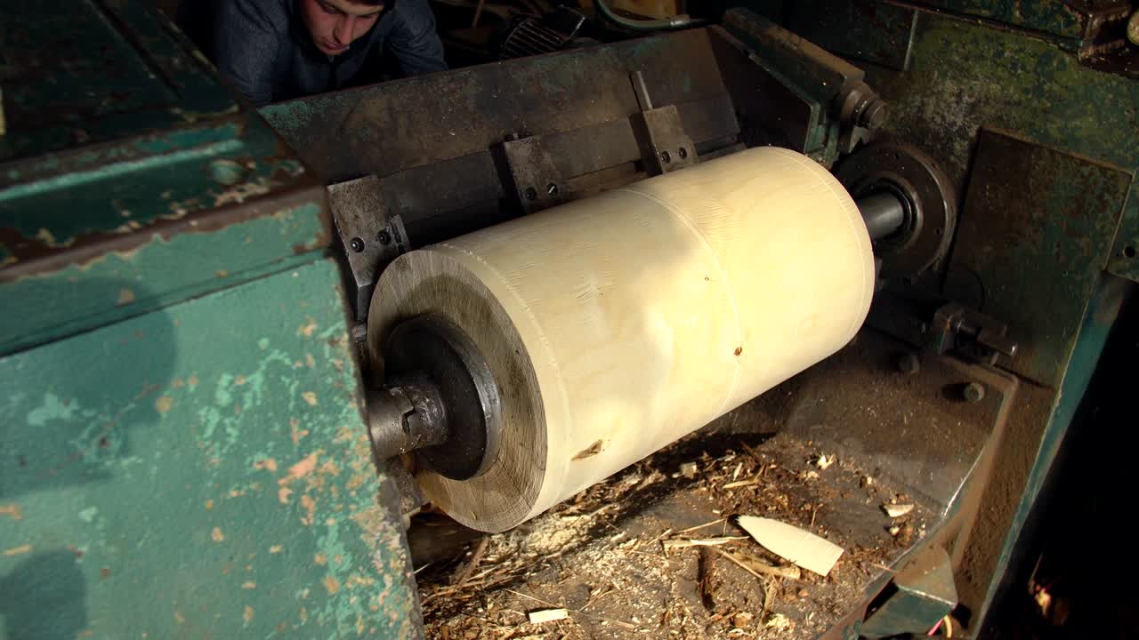 기계에서 둥근 나무 스핀링