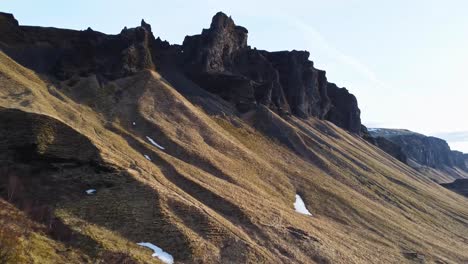 Sonnenbeschienene-Bergkette-Gegen-Den-Himmel